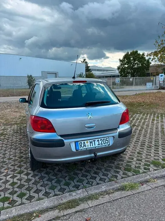 Gebraucht Peugeot 307 Tendance 109 PS (80 kW) 2004 Silber Limousine