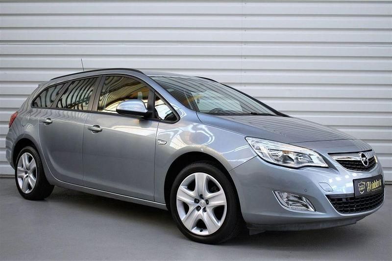 Silber Gebraucht 2011 Opel Astra Design Edition Limousine | 8.990 € - Bild 1/4