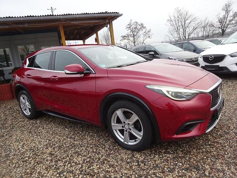 Gebraucht Infiniti Q30 109 PS (80 kW) 2017 Rot Limousine