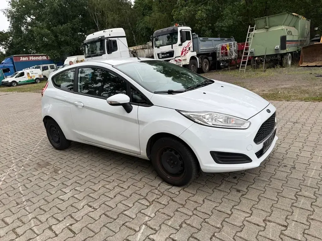 Gebraucht Ford Fiesta Trend 60 PS (44 kW) 2016 Weiß Kleinwagen