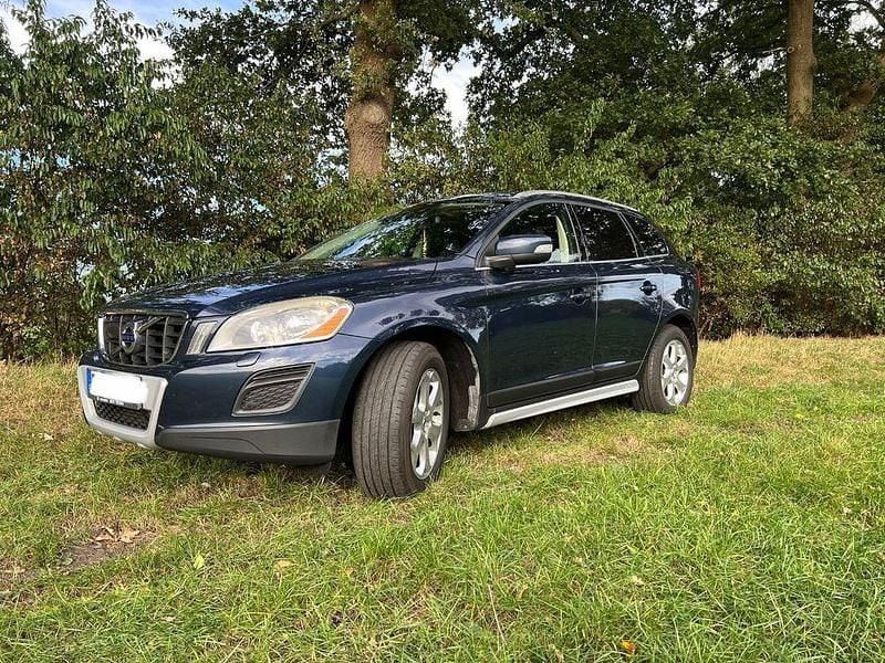 Blau Gebraucht 2011 Volvo XC60 Summum SUV | 11.899 € (Etwas zu teuer) - Bild 1/4