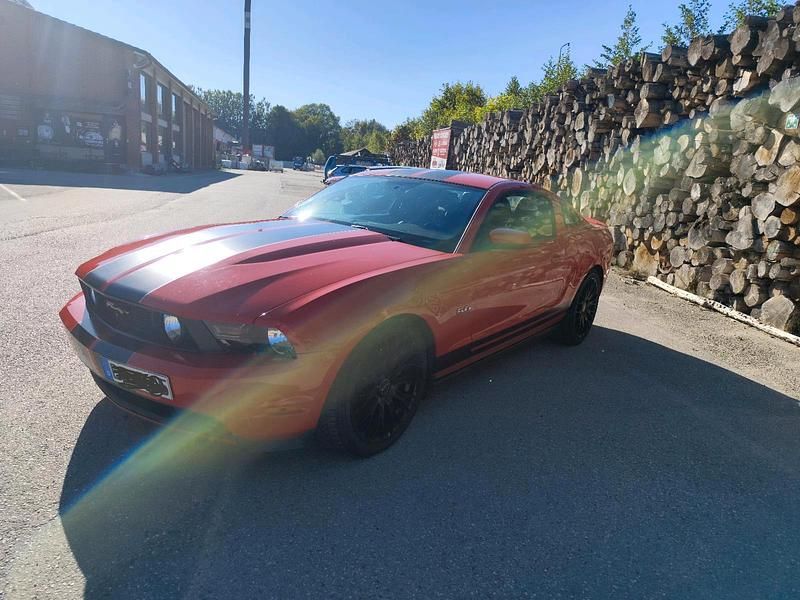 Rot Gebraucht 2011 Ford Mustang GT Coupé | 23.333 € (Teuer) - Bild 1/4