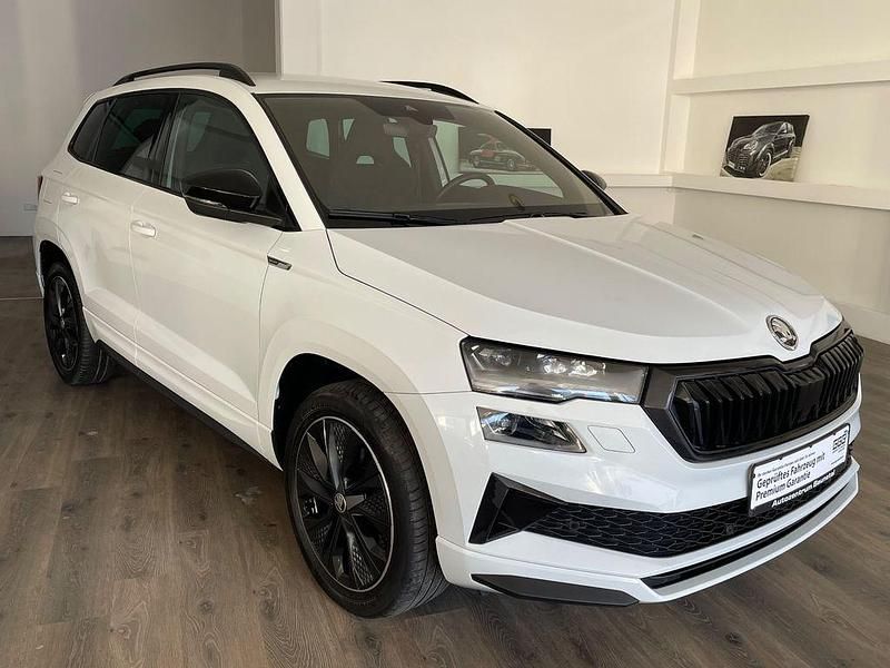 Weiß Gebraucht 2022 Skoda Karoq SportLine SUV | 21.990 € (Fairer Preis) - Bild 1/4