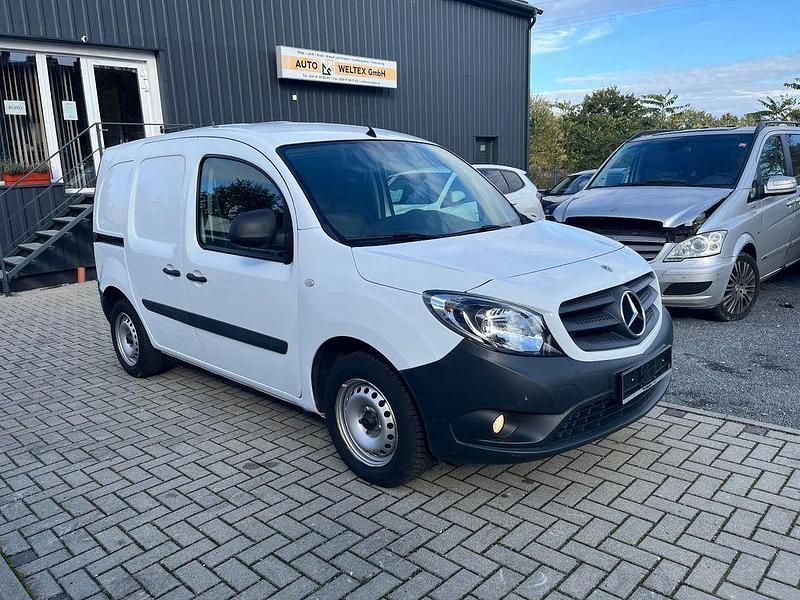 Weiß Gebraucht 2021 Mercedes Citan 108 Van / Kleinbus | 10.990 € (Guter Preis) - Bild 1/4