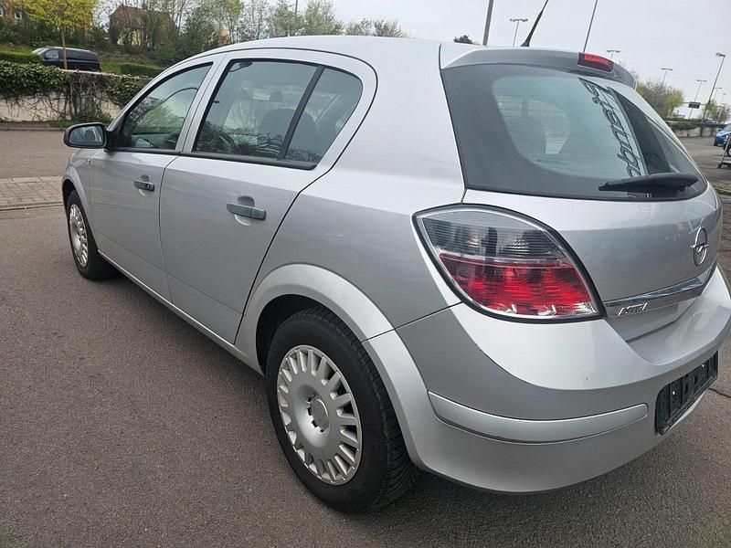 Gebraucht Opel Astra 115 PS (84 kW) 2009 Silber Limousine