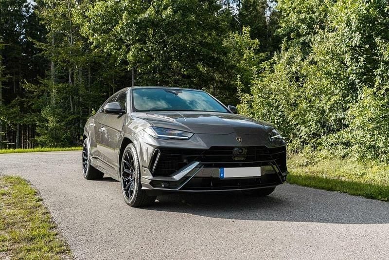 Grigio keres metallic (metallic) Gebraucht 2024 Lamborghini Urus SUV | 324.900 € (Fairer Preis) - Bild 1/4