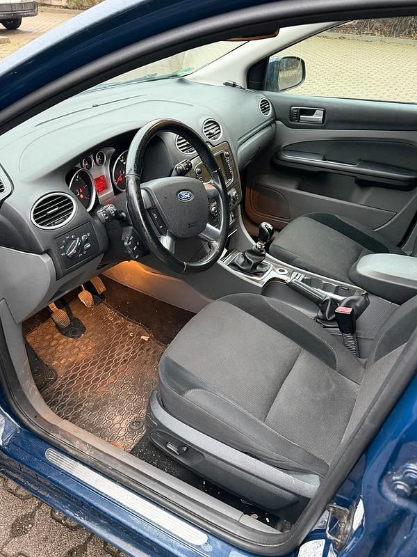 Gebraucht Ford Focus 140 PS (102 kW) 2010 Blau Kombi