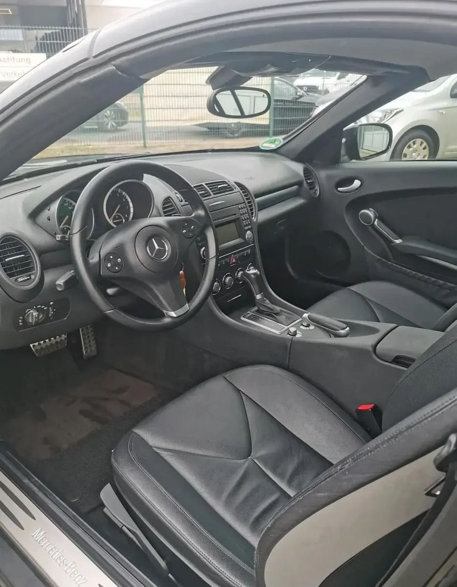 Second-hand Mercedes SLK200 183 CP (134 kW) 2009 Negru Cabrio