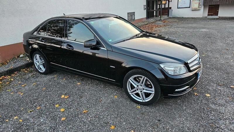 Schwarz Gebraucht 2011 Mercedes C350 Limousine | 11.500 € - Bild 1/4