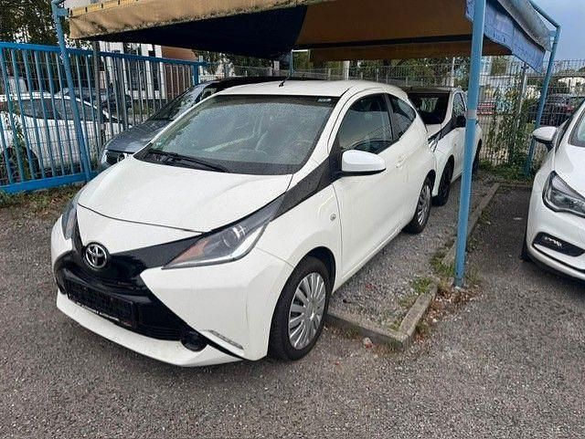 Weiß Gebraucht 2017 Toyota Aygo X-play Kleinwagen | 5.990 € (Guter Preis) - Bild 1/4