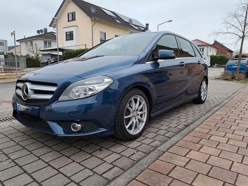 Blau Gebraucht 2012 Mercedes B180 Edition 1 Van / Kleinbus | 10.300 € (Guter Preis) - Bild 1/4