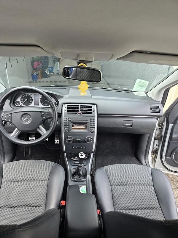 Gebraucht Mercedes B160 95 PS (69 kW) 2010 Silber Van / Kleinbus