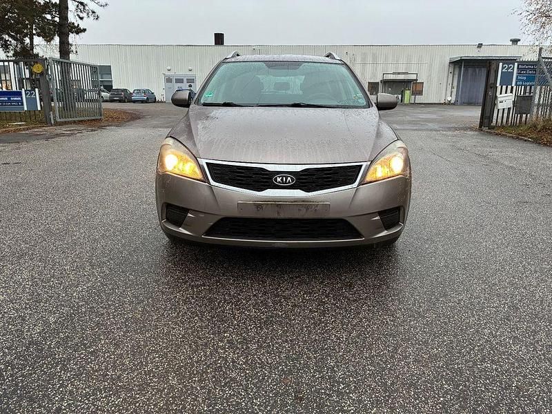 Gebraucht Kia Ceed 109 PS (80 kW) 2011 Beige Kleinwagen