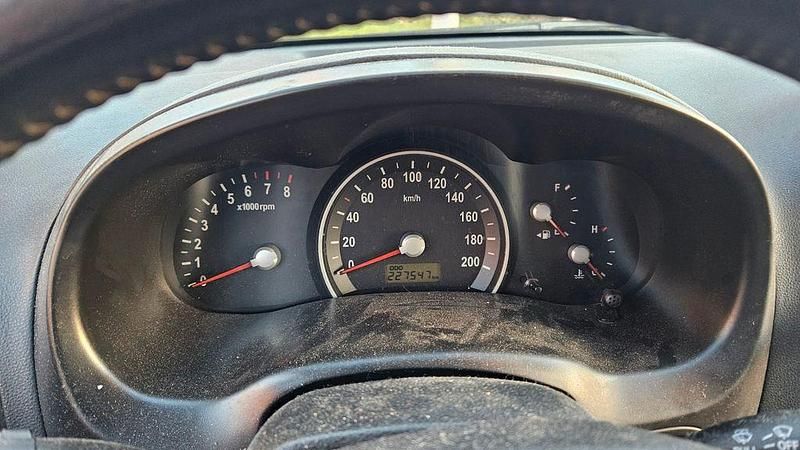 Grau Gebraucht 2009 Kia Carnival EX Van / Kleinbus | 4.999 € (Fairer Preis) - Bild 1/4