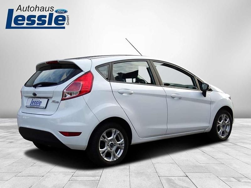 Gebraucht Ford Fiesta Trend 101 PS (74 kW) 2015 Weiß Kleinwagen