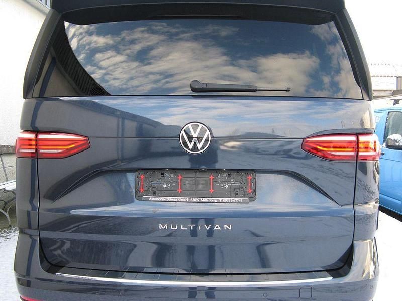 Second-hand VW Multivan Life 150 CP (110 kW) 2022 Albastru Monovolum