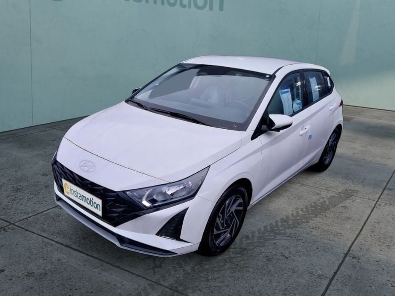 Weiß Gebraucht 2024 Hyundai i20 Trend Limousine | 21.670 € (Fairer Preis) - Bild 1/3