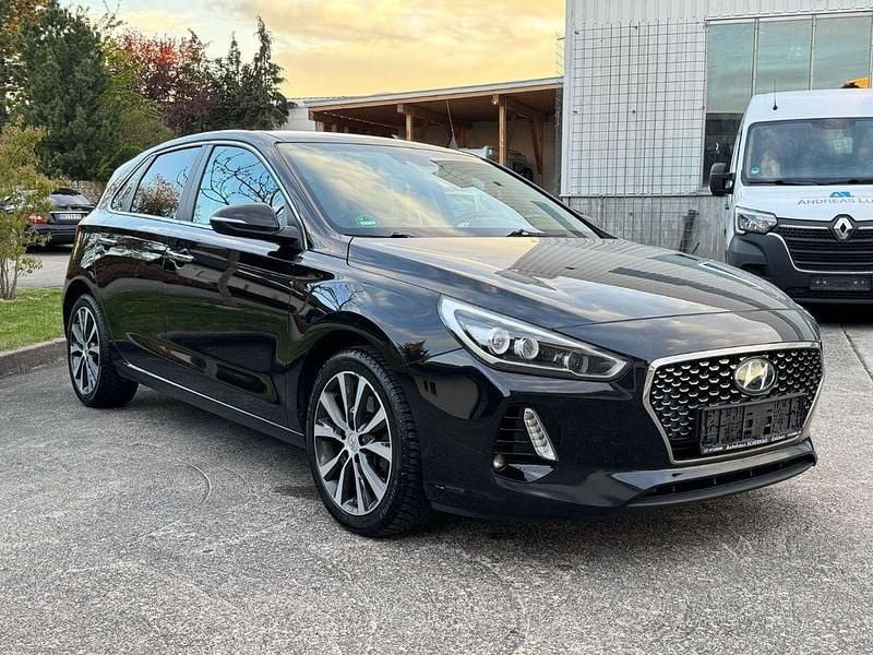 Schwarz Gebraucht 2017 Hyundai i30 Premium Limousine | 6.990 € - Bild 1/4