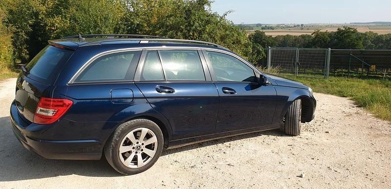 Schwarz Gebraucht 2012 Mercedes 220 Kombi | 9.200 € (Fairer Preis) - Bild 1/4