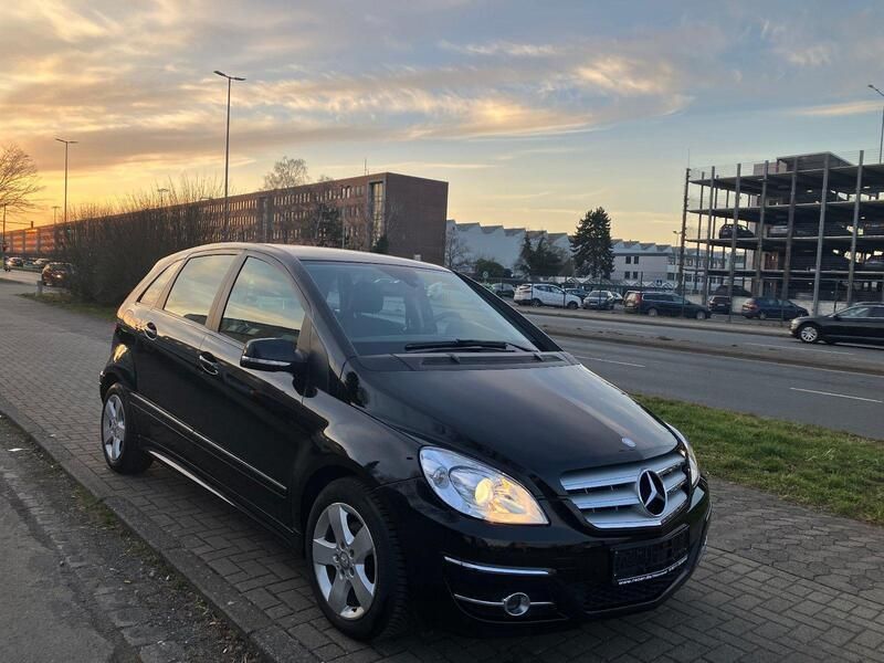 Schwarz Gebraucht 2011 Mercedes B180 Van / Kleinbus | 11.490 € (Teuer) - Bild 1/4