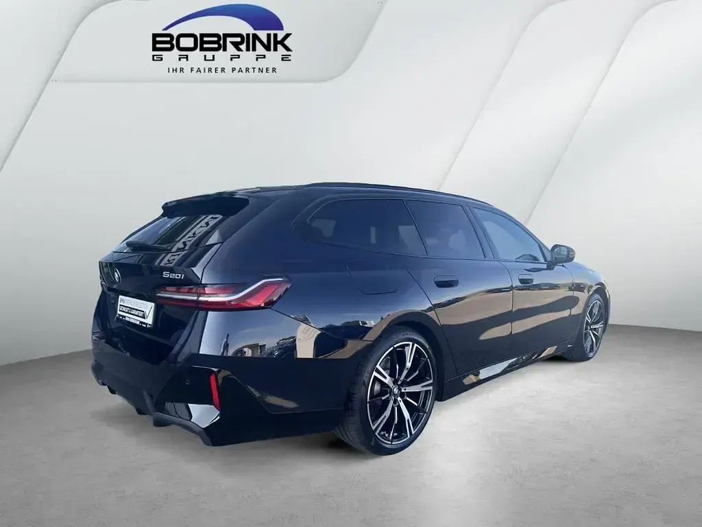 Gebraucht BMW 520 M Sport 208 PS (152 kW) 2025 Schwarz Kombi
