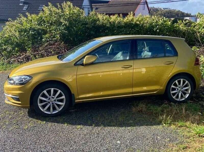Gelb Gebraucht 2017 VW Golf VII Comfortline Limousine | 14.680 € (Guter Preis) - Bild 1/4