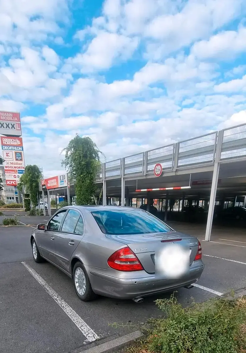 Gebraucht Mercedes E200 163 PS (119 kW) 2003 Silber Limousine