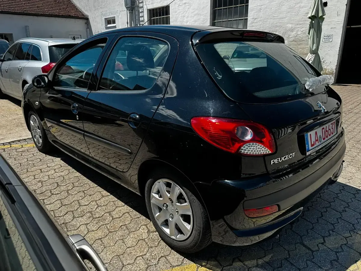 Gebraucht Peugeot 206+ 75 PS (55 kW) 2010 Schwarz Kleinwagen