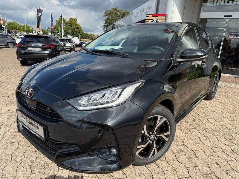 Mysticschwarz Neu 2025 Toyota Yaris Hybrid Limousine | 29.390 € (Teuer) - Bild 1/4