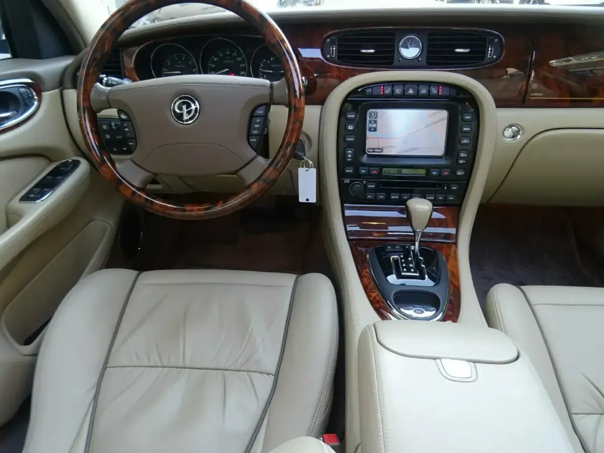 Używany Jaguar XJ 396 KM (291 kW) 2006 Purpurowy Sedan/Limuzyna