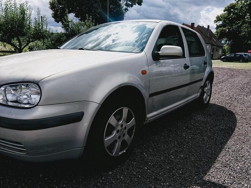 Silber Gebraucht 2000 VW Golf IV Kleinwagen | 500 € (Superpreis) - Bild 1/4