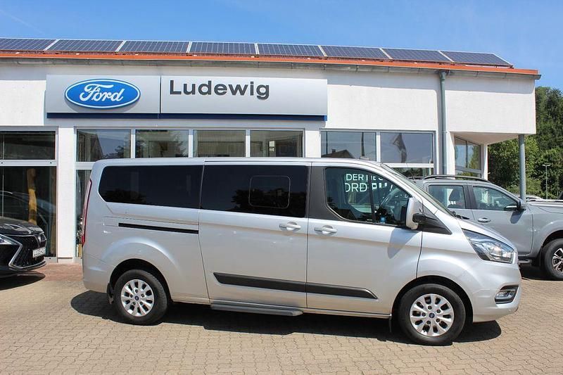 Gebraucht Ford Tourneo Titanium 131 PS (96 kW) 2022 Silber Van / Kleinbus