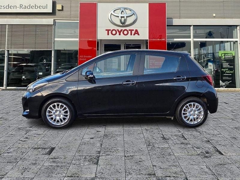 Gebraucht Toyota Yaris Hybrid Plus 101 PS (74 kW) 2015 Mysticschwarz mica Kleinwagen