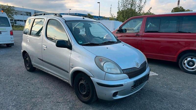 Silber Gebraucht 2002 Toyota Yaris Kombi | 1.900 € (Guter Preis) - Bild 1/4