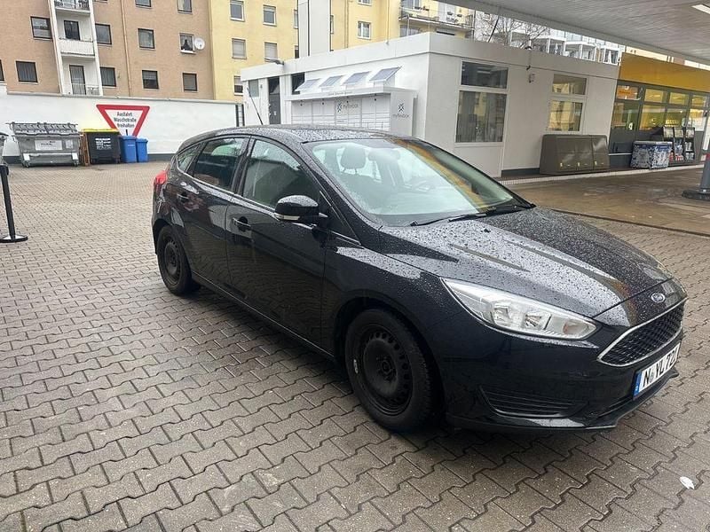 Gebraucht Ford Focus Trend 101 PS (74 kW) 2015 Schwarz Limousine