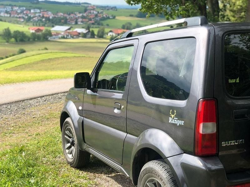 Grau Gebraucht 2015 Suzuki Jimny Ranger SUV | 14.900 € (Fairer Preis) - Bild 1/4