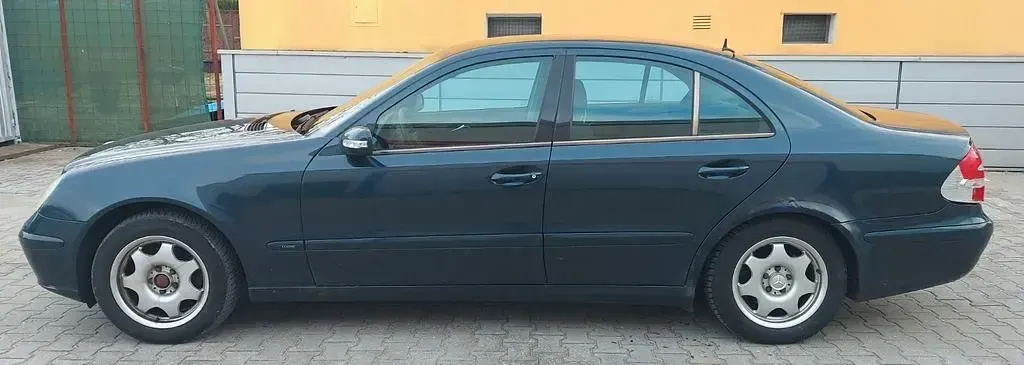 Używany Mercedes E220 Classic 150 KM (110 kW) 2005 Niebieski Sedan/Limuzyna