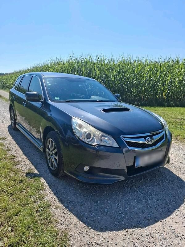 Grau Gebraucht 2012 Subaru Legacy Kombi | 3.900 € - Bild 1/4