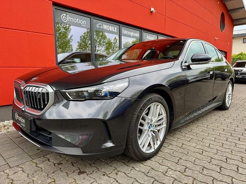 Sophistograu Gebraucht 2024 BMW i5 Limousine | 44.980 € - Bild 1/4
