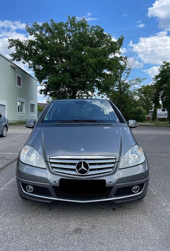 Grau Gebraucht 2010 Mercedes A180 Avantgarde Limousine | 3.150 € (Fairer Preis) - Bild 1/4