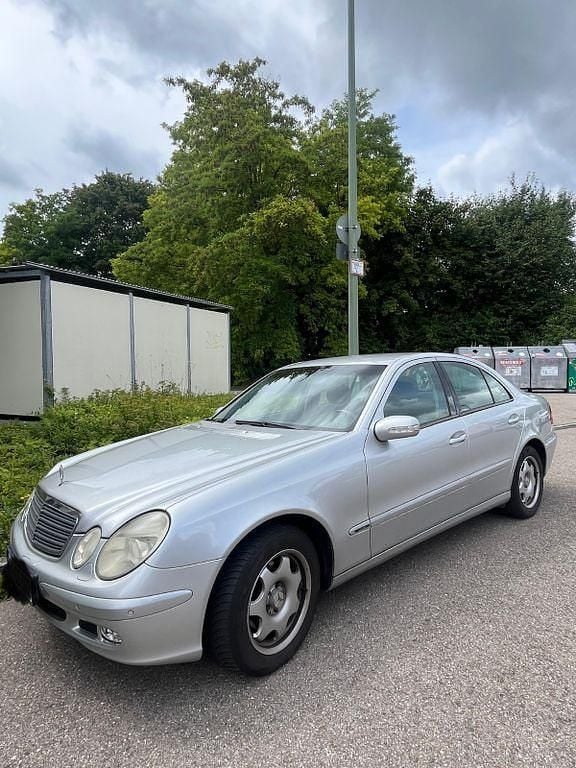 Silber Gebraucht 2004 Mercedes E200 Classic Limousine | 1.900 € (Guter Preis) - Bild 1/4