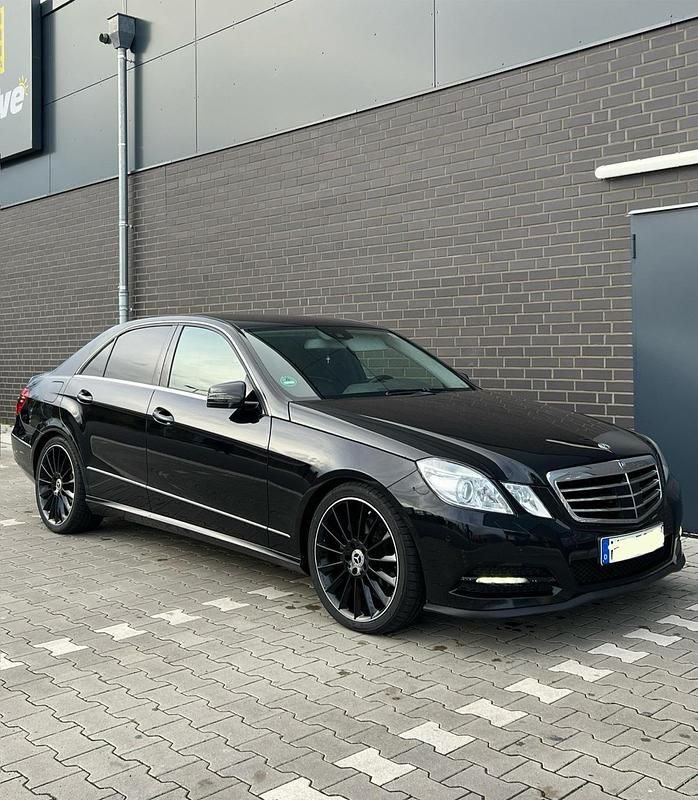 Schwarz Gebraucht 2013 Mercedes E300 Limousine | 10.994 € (Guter Preis) - Bild 1/4