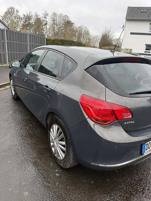 Gebraucht Opel Astra 140 PS (102 kW) 2013 Grau Limousine