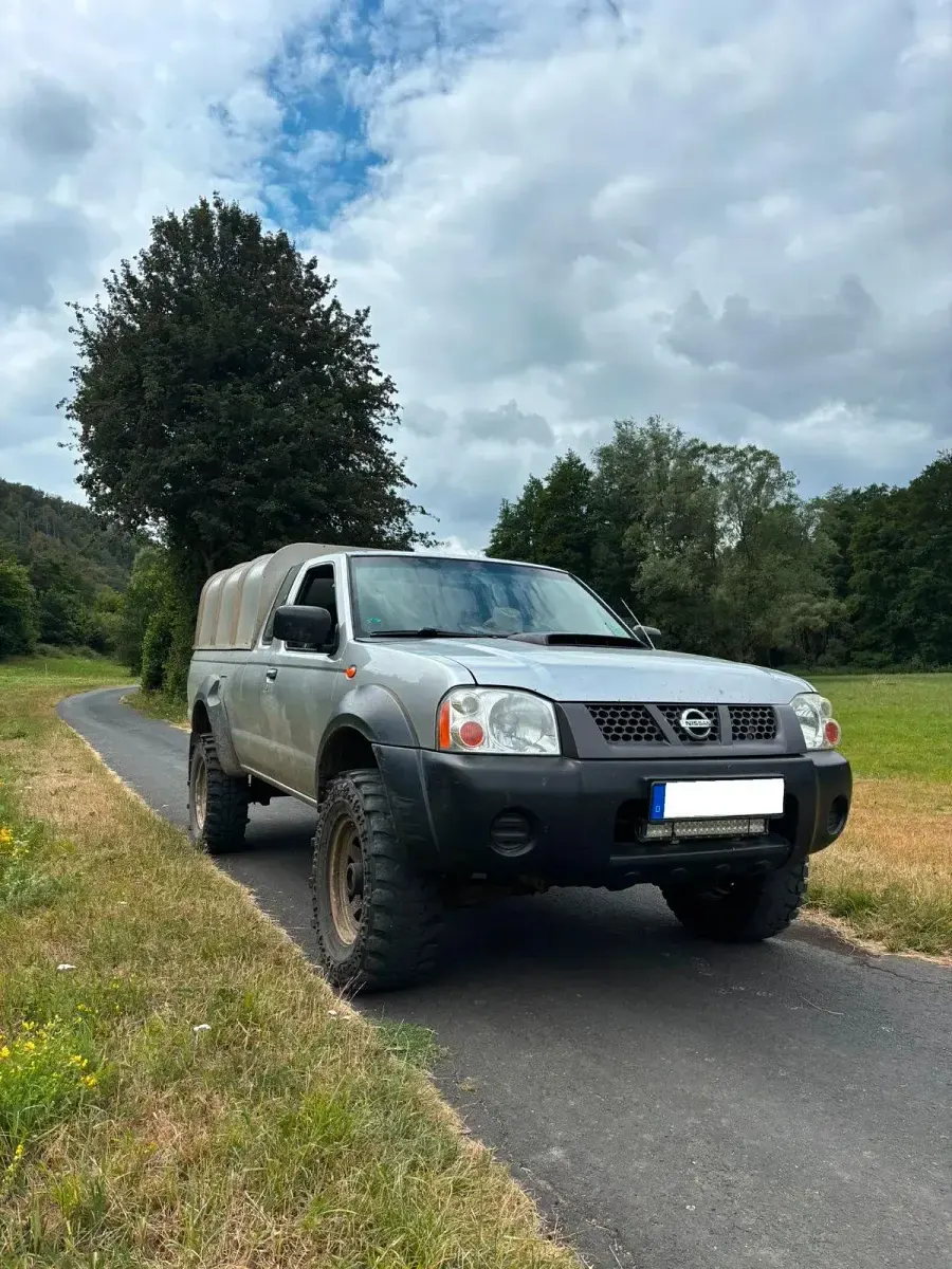 Gebraucht Nissan Navara 133 PS (97 kW) 2011 Silber Pickup