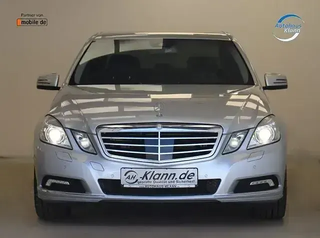 Gebraucht Mercedes E500 387 PS (284 kW) 2009 Iridiumsilber metalliclack (metallic) Limousine