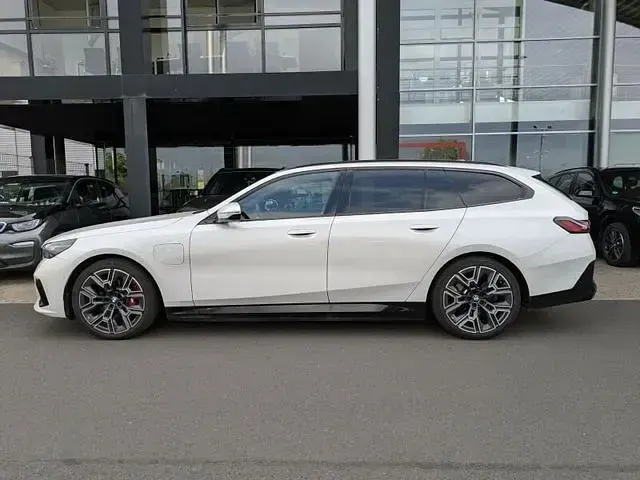 Gebraucht BMW 530e M Sport 299 PS (219 kW) 2025 Weiß Kombi