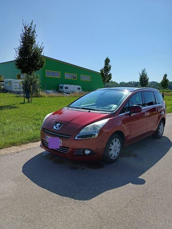 Rot Gebraucht 2010 Peugeot 5008 Platinum Van / Kleinbus | 4.700 € (Fairer Preis) - Bild 1/4