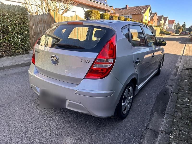 Gebraucht Hyundai i30 105 PS (77 kW) 2011 Silber Limousine