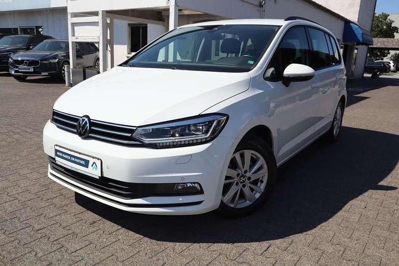 Pure white Gebraucht 2022 VW Touran Comfortline Van / Kleinbus | 25.960 € (Guter Preis) - Bild 1/2