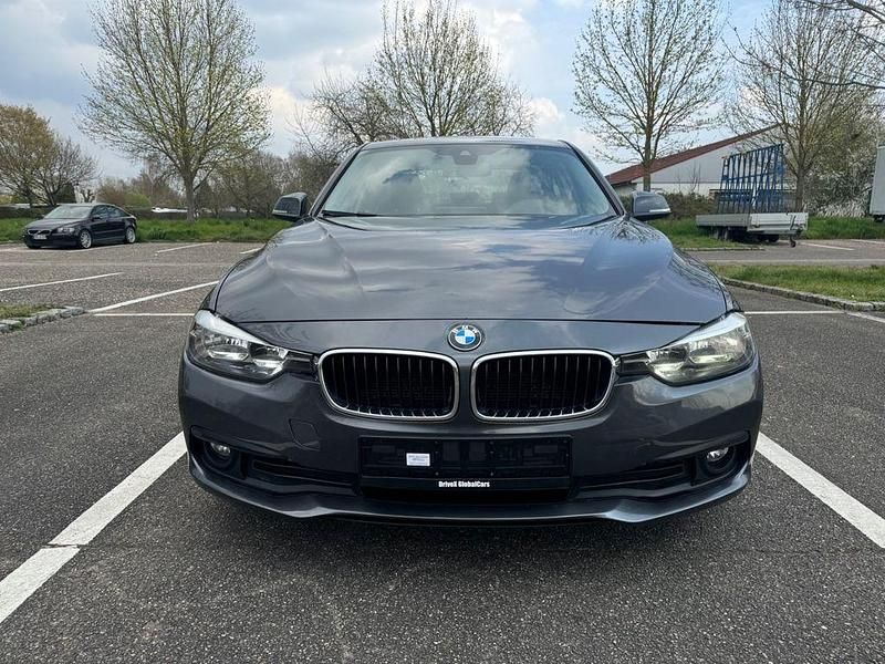 Gebraucht BMW 318 Advantage 150 PS (110 kW) 2016 Grau Limousine